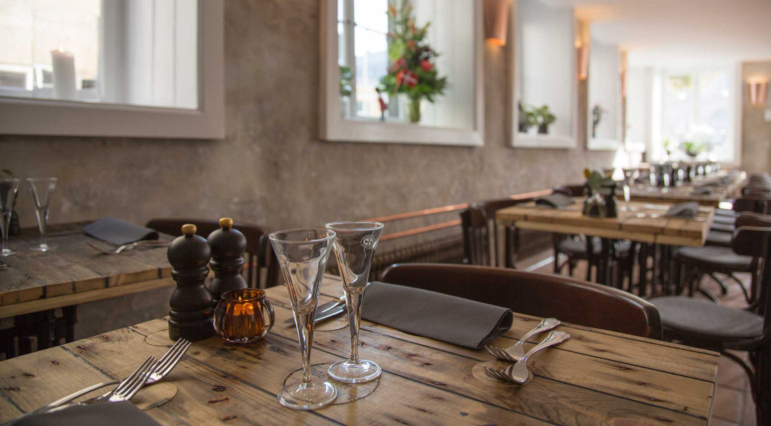 Opdækket bord hos Restaurant 1733 med klassisk dansk frokoststemning